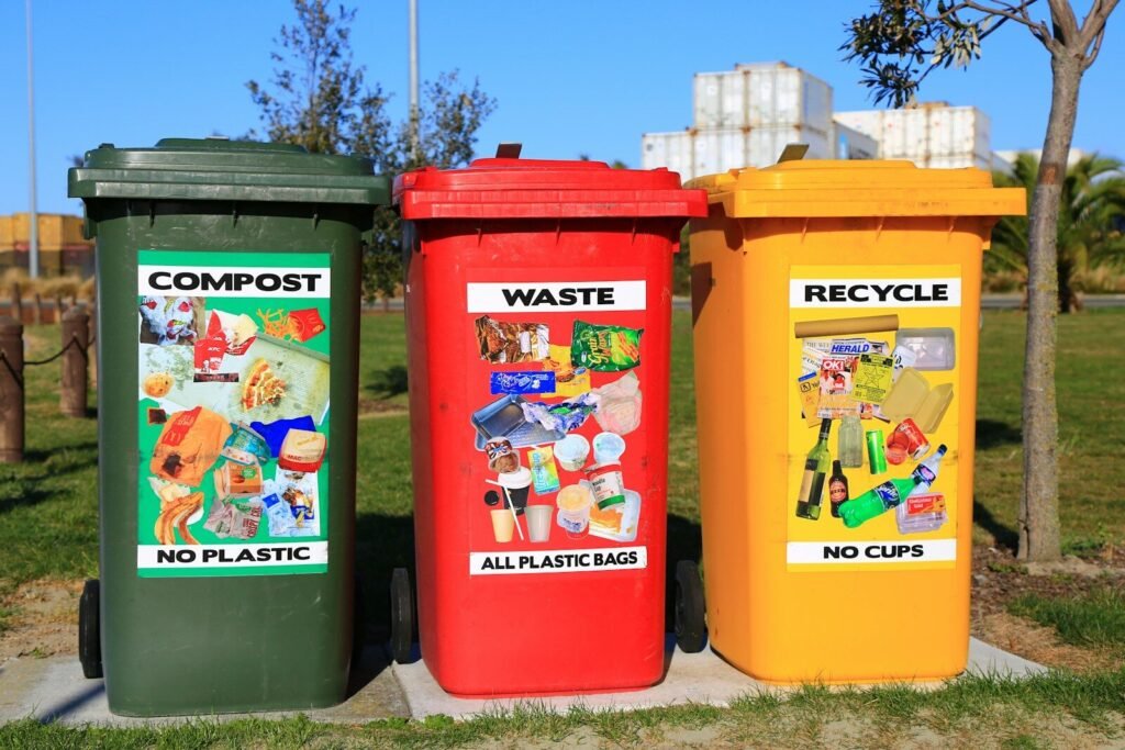 Contenedores de colores verde, rojo y amarillo para separar residuos