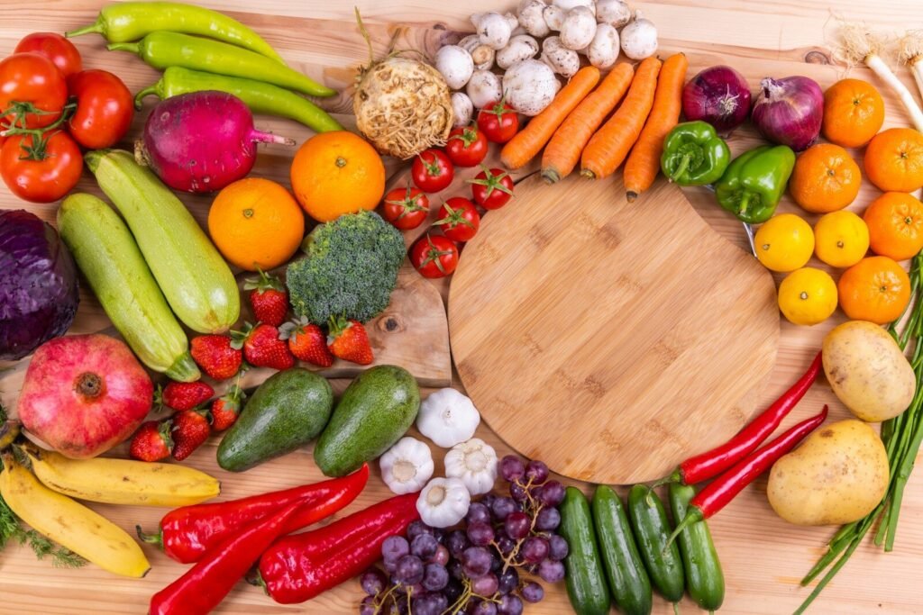 Frutas y verduras frescas alrededor de una tabla de madera